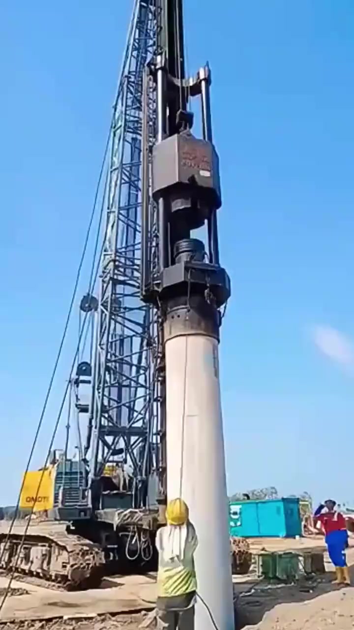 工地机械打桩机全景展示