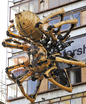 15米长巨型蜘蛛机械装置亮相城市楼宇，创意艺术引发热议